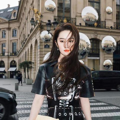 刘亦菲时装周亮相，全球时尚舞台的璀璨之星